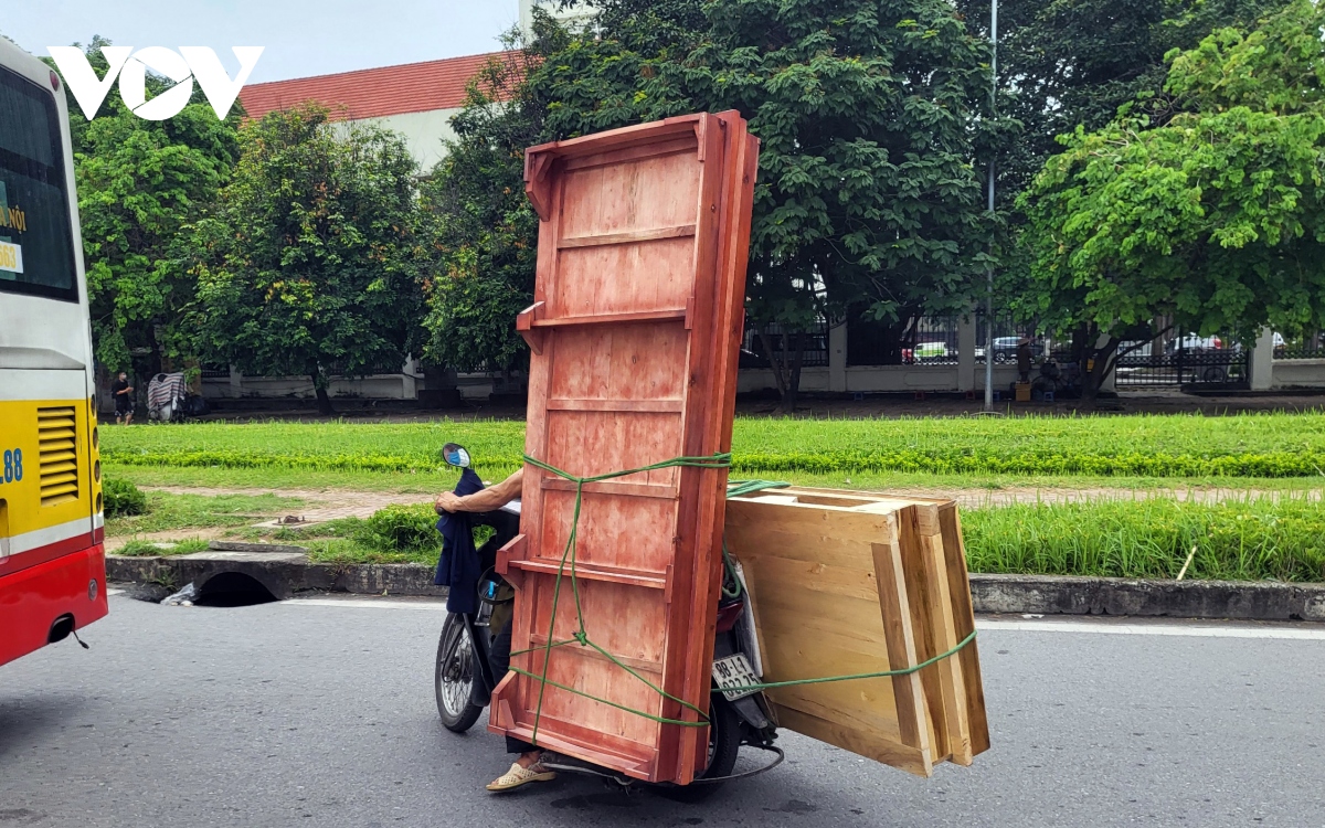 Cận cảnh &quot;hung thần&quot; nghênh ngang giữa phố phường Hà Nội - Ảnh 5.