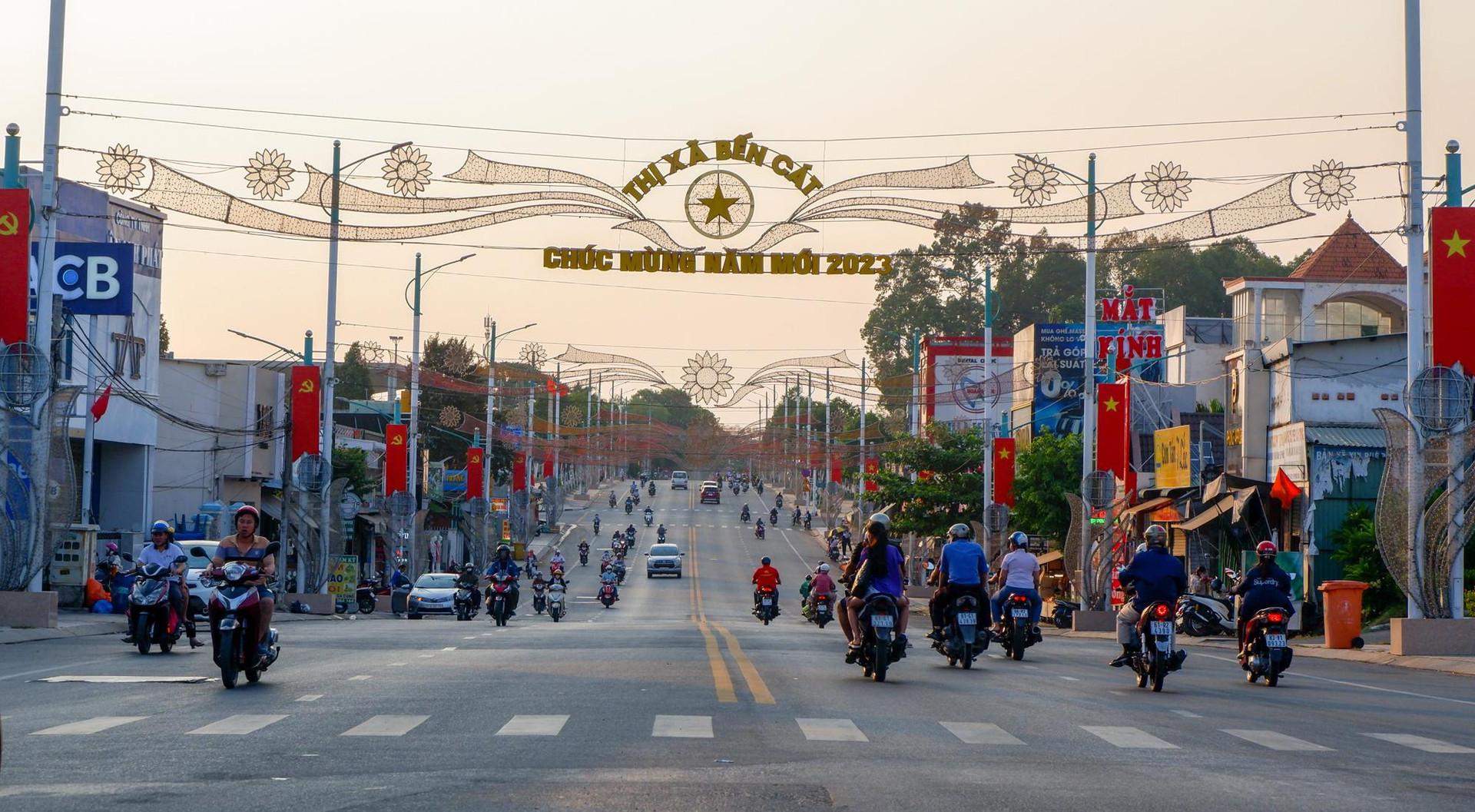 [Photo Essay] Được đề xuất lên thành phố, giá đất tại thị xã đông dân nhất Việt Nam thay đổi ra sao? - Ảnh 1.