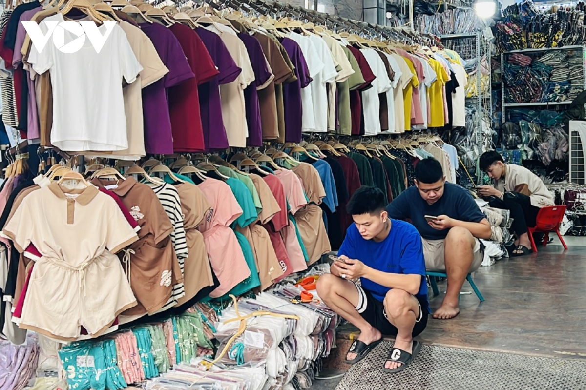"Thủ phủ" thời trang lớn nhất Hà Nội ế ẩm chưa từng thấy - Ảnh 8. "Thủ phủ" thời trang lớn nhất Hà Nội ế ẩm chưa từng thấy - Ảnh 8.