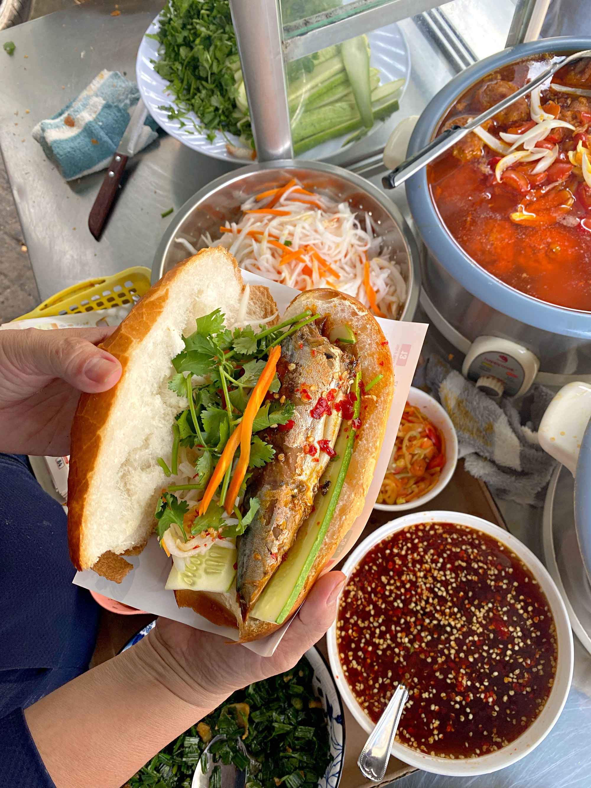 Hàng bánh mì cá nục kho 30 năm đến cả người theo &quot;hệ tư tưởng&quot; bánh mì chưa chắc đã biết, dù trốn hẻm Sài Gòn nhưng mỗi ngày bán hơn 300 ổ - Ảnh 4.