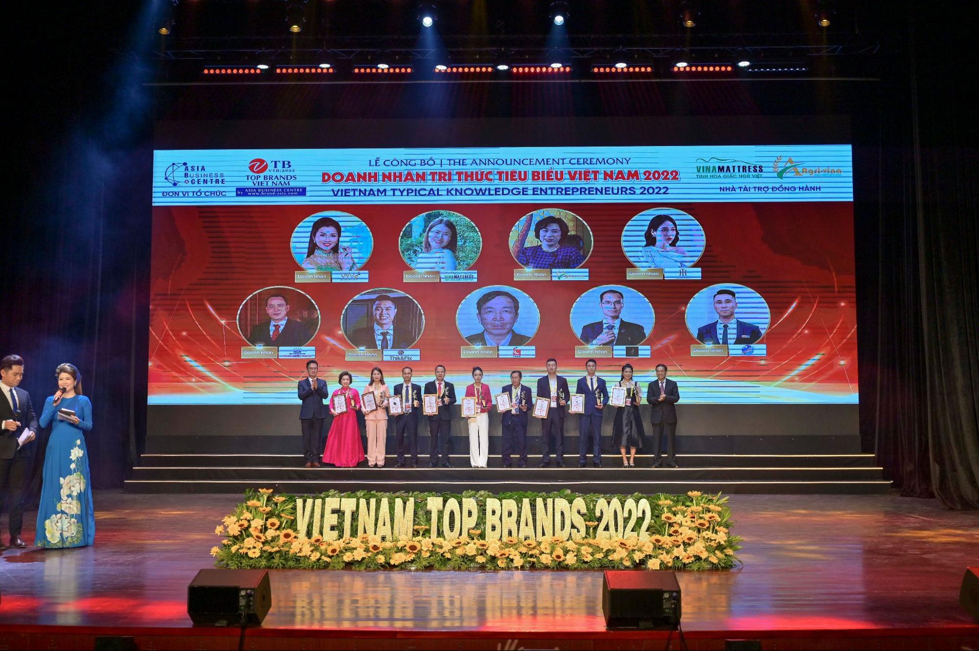 Bà Nguyễn Hương Ly nhận giải thưởng Doanh nhân trí thức tiêu biểu năm 2022 - Ảnh 1.