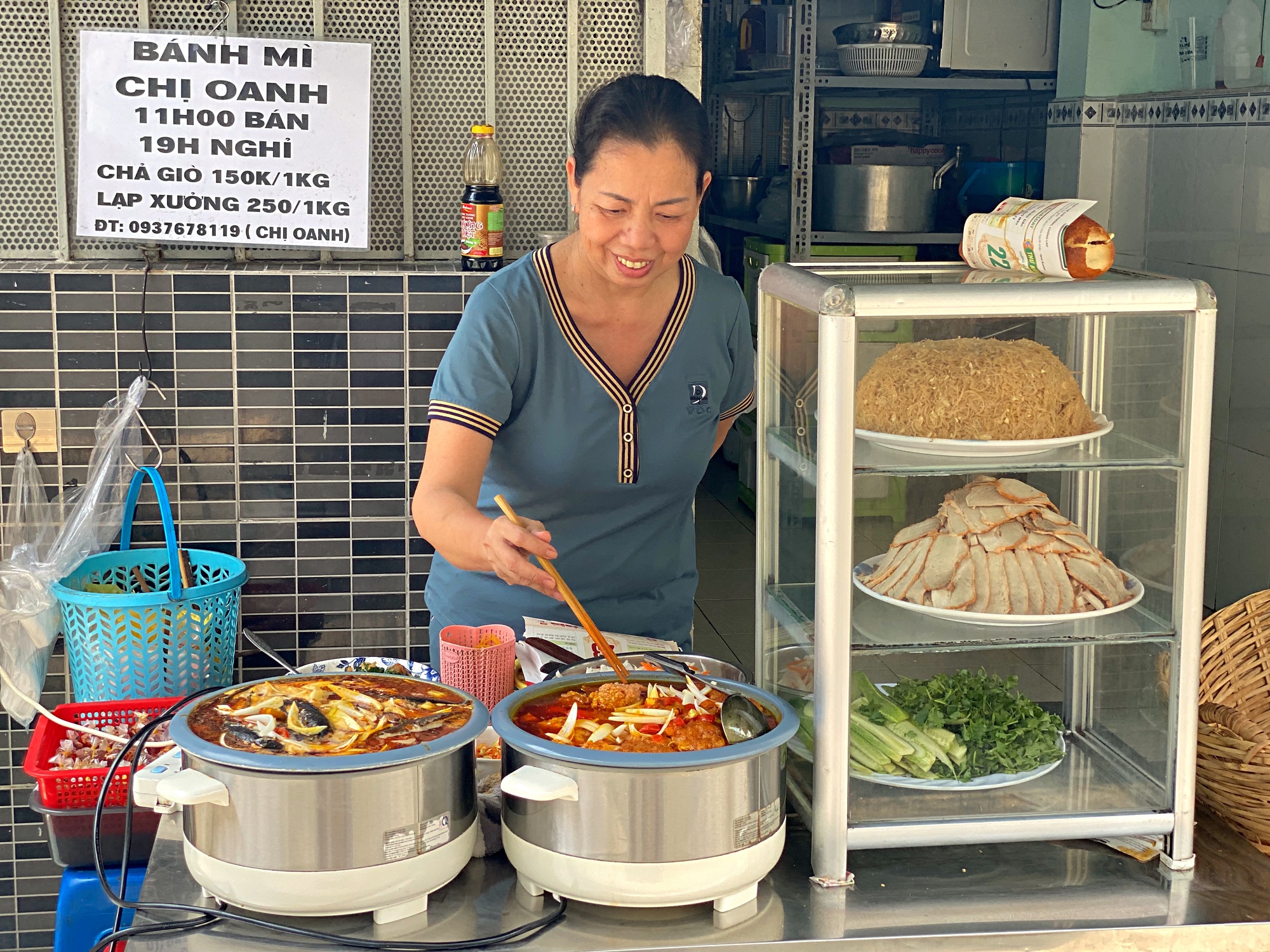 Hàng bánh mì cá nục kho 30 năm đến cả người theo &quot;hệ tư tưởng&quot; bánh mì chưa chắc đã biết, dù trốn hẻm Sài Gòn nhưng mỗi ngày bán hơn 300 ổ - Ảnh 1.