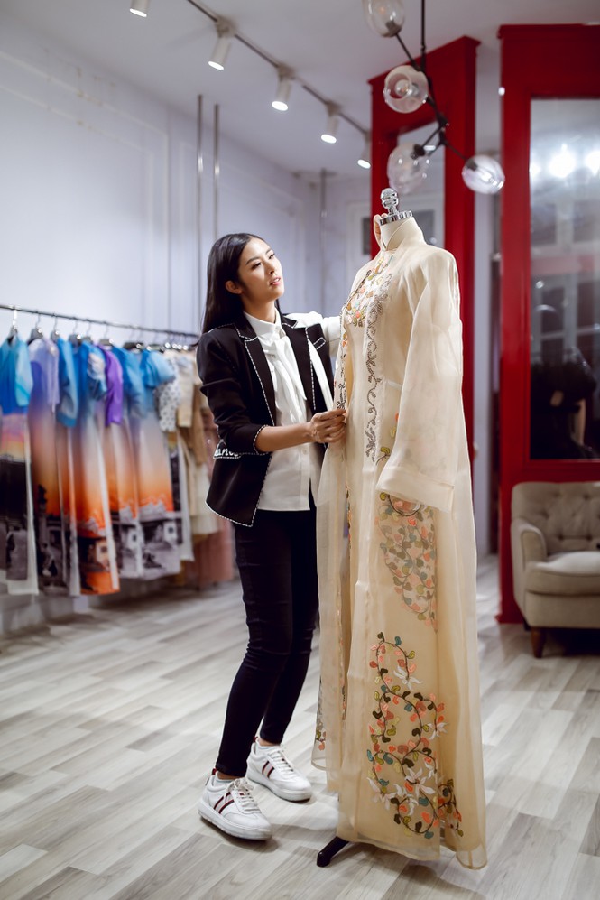 Thu nhập 1 tỷ đồng từ bất động sản du lịch chưa là gì với HH Ngọc Hân: Đầu tư chứng khoán lãi 150%, kinh doanh thời trang mở cơ sở từ Bắc tới Nam - Ảnh 2.