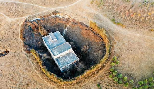 Ngôi nhà 1000m2 bị hố bùn "nuốt chửng" vì muốn được đền bù 34 tỷ đồng: Bị cắt cả điện nước, khiến dự án dẫn nước quốc gia phải "chuyển hướng" - Ảnh 4.