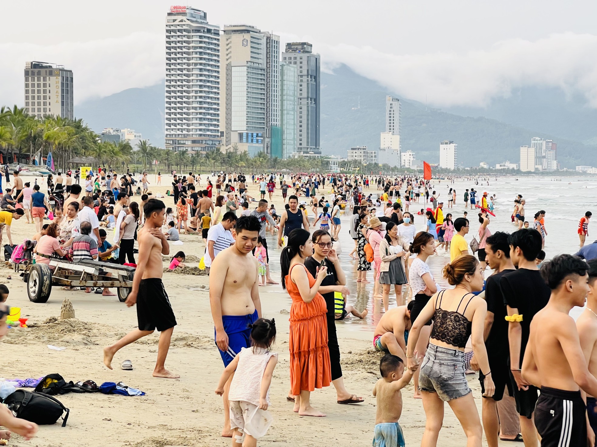 Nắng nóng, hàng nghìn người đổ về biển Đà Nẵng 'giải nhiệt' - Ảnh 4.
