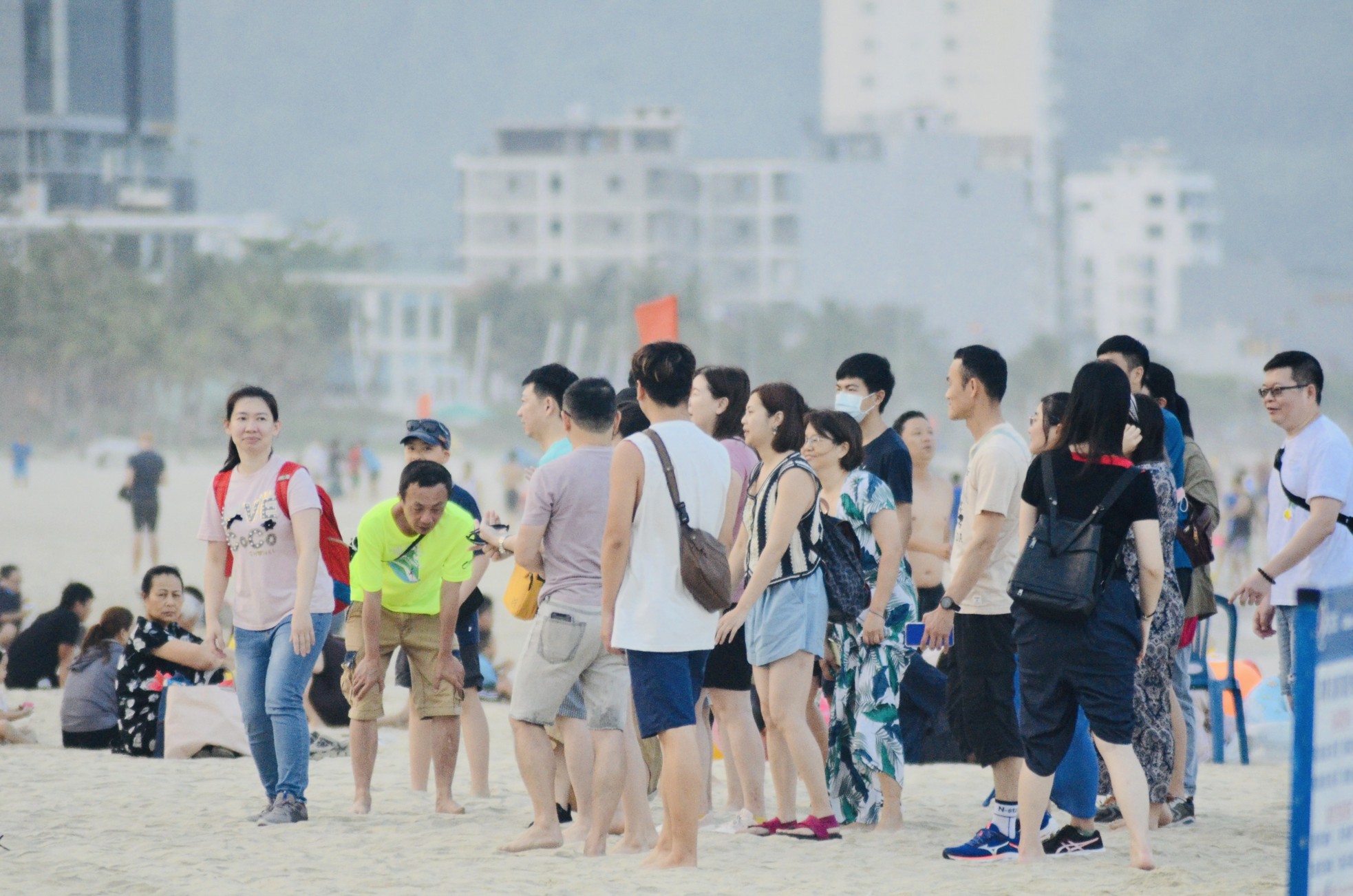Nắng nóng, hàng nghìn người đổ về biển Đà Nẵng 'giải nhiệt' - Ảnh 7.