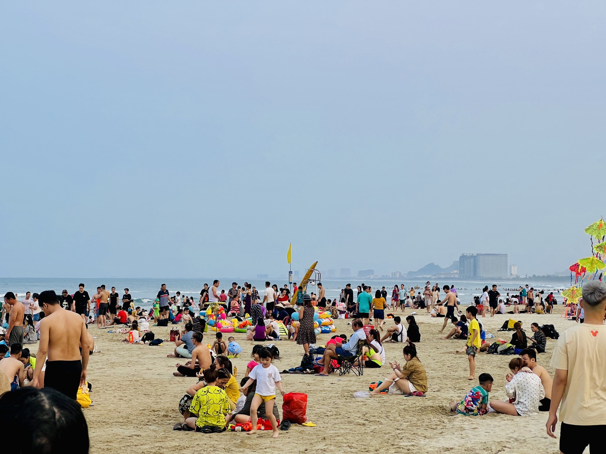 Nắng nóng, hàng nghìn người đổ về biển Đà Nẵng 'giải nhiệt' - Ảnh 11.