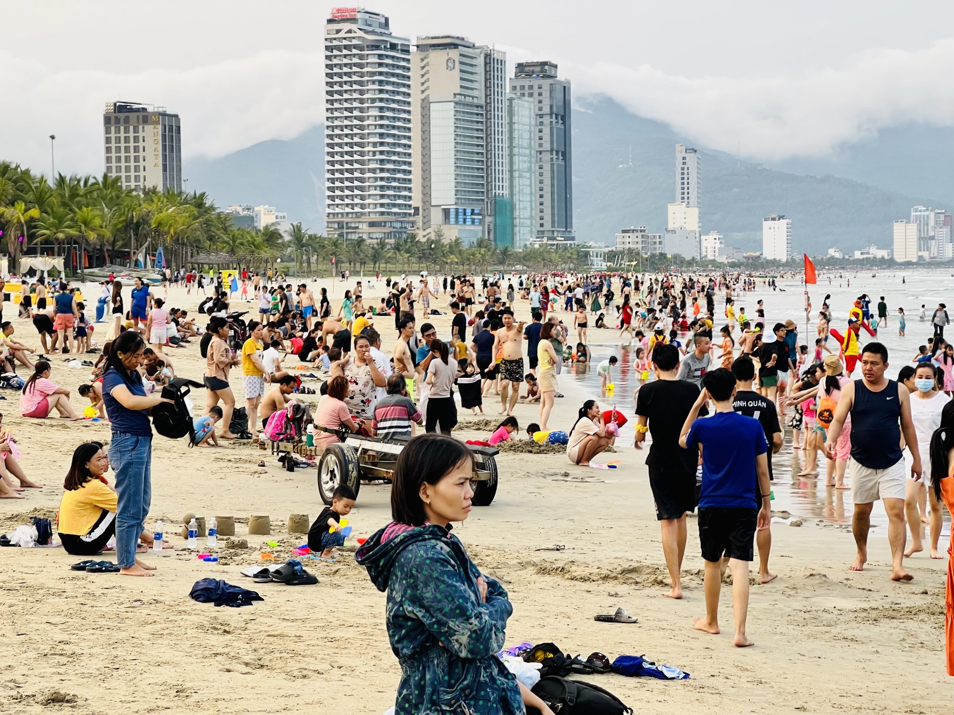 Nắng nóng, hàng nghìn người đổ về biển Đà Nẵng 'giải nhiệt' - Ảnh 3.