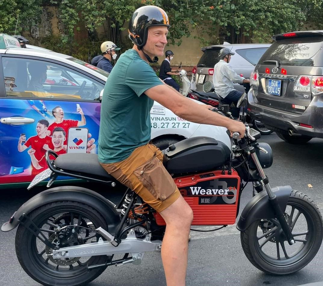 Bí mật đằng sau bức ảnh tài tử Game of Thrones chạy xe máy điện Dat Bike - startup 32 triệu USD từng gọi vốn trên Shark Tank - Ảnh 1.
