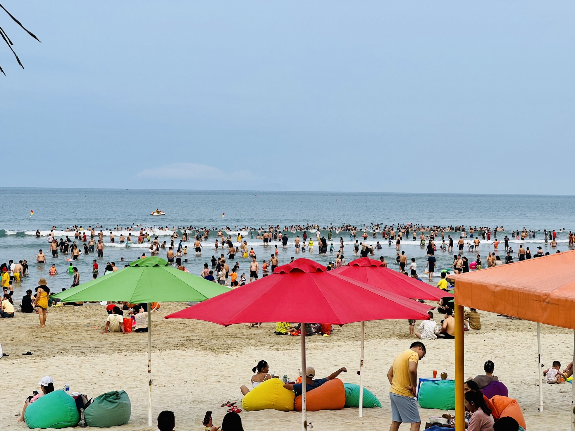 Nắng nóng, hàng nghìn người đổ về biển Đà Nẵng 'giải nhiệt' - Ảnh 1.