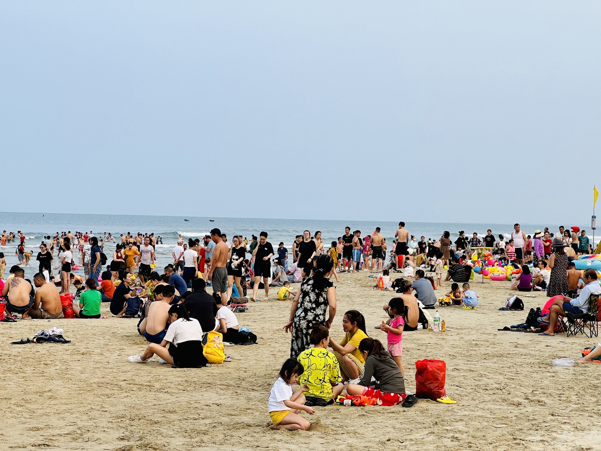 Nắng nóng, hàng nghìn người đổ về biển Đà Nẵng 'giải nhiệt' - Ảnh 2.