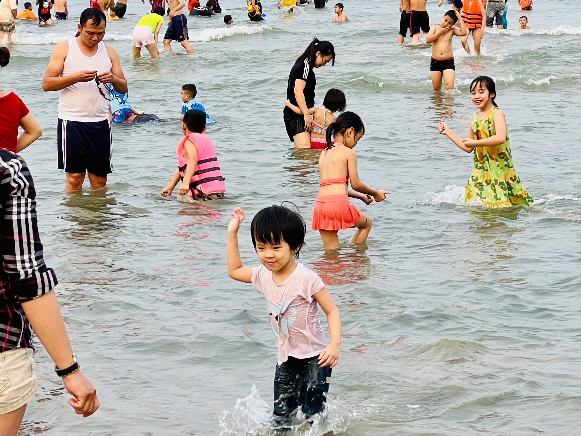 Nắng nóng, hàng nghìn người đổ về biển Đà Nẵng 'giải nhiệt' - Ảnh 5.