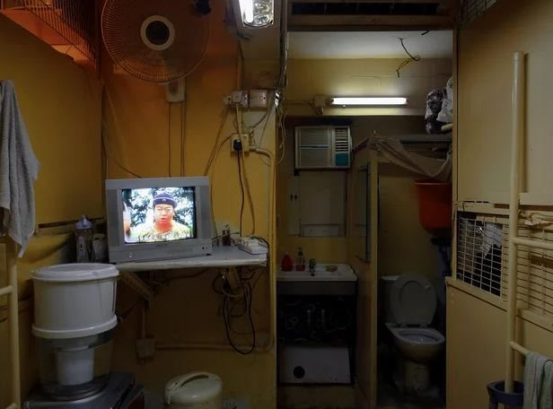 Bật khóc giữa nhà 'quan tài' đắt đỏ ở Hong Kong: Một căn 18 người ở chung, giá thuê phòng vừa 1 chiếc giường tầng cũng 6 triệu đồng - Ảnh 3.