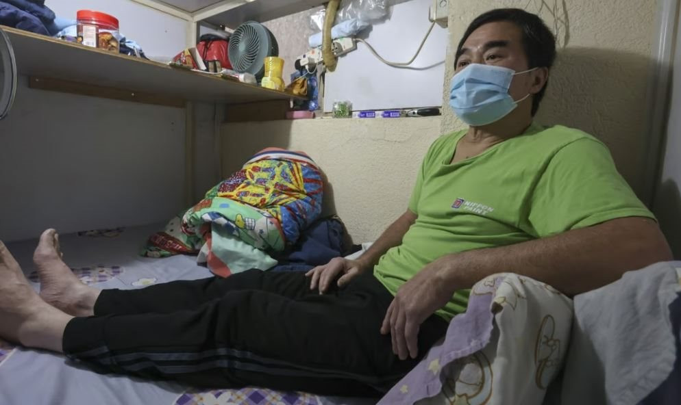 Bật khóc giữa nhà 'quan tài' đắt đỏ ở Hong Kong: Một căn 18 người ở chung, giá thuê phòng vừa 1 chiếc giường tầng cũng 6 triệu đồng - Ảnh 1.