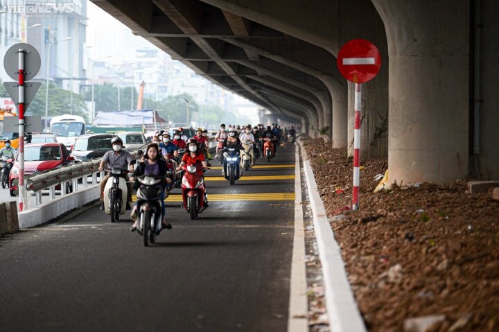 Hà Nội: Thông xe tuyến đường tạm tại dải phân cách trên đường Nguyễn Xiển - Ảnh 1.