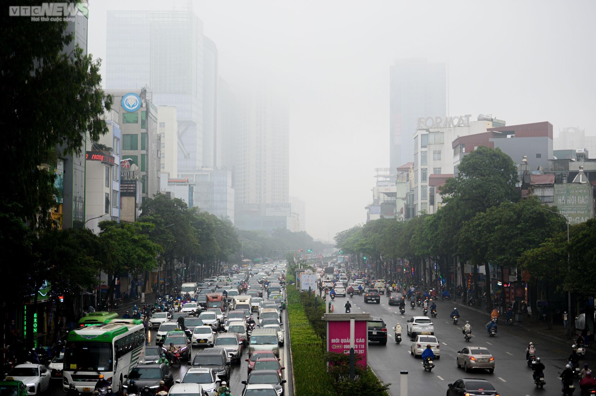 Sương mù dày đặc 'nuốt chửng' nhiều tòa nhà cao tầng ở Hà Nội - Ảnh 1.