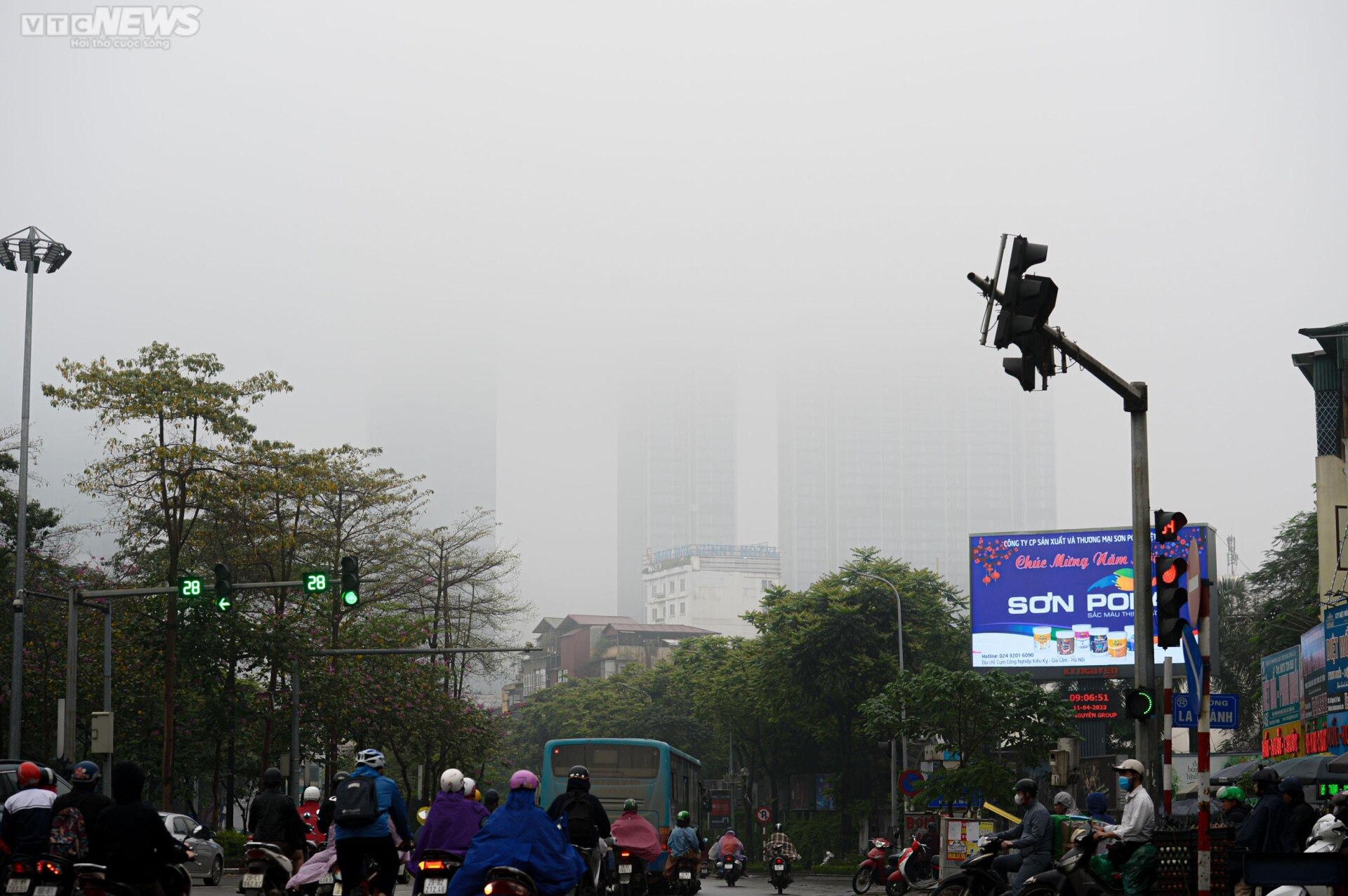 Sương mù dày đặc 'nuốt chửng' nhiều tòa nhà cao tầng ở Hà Nội - Ảnh 13.