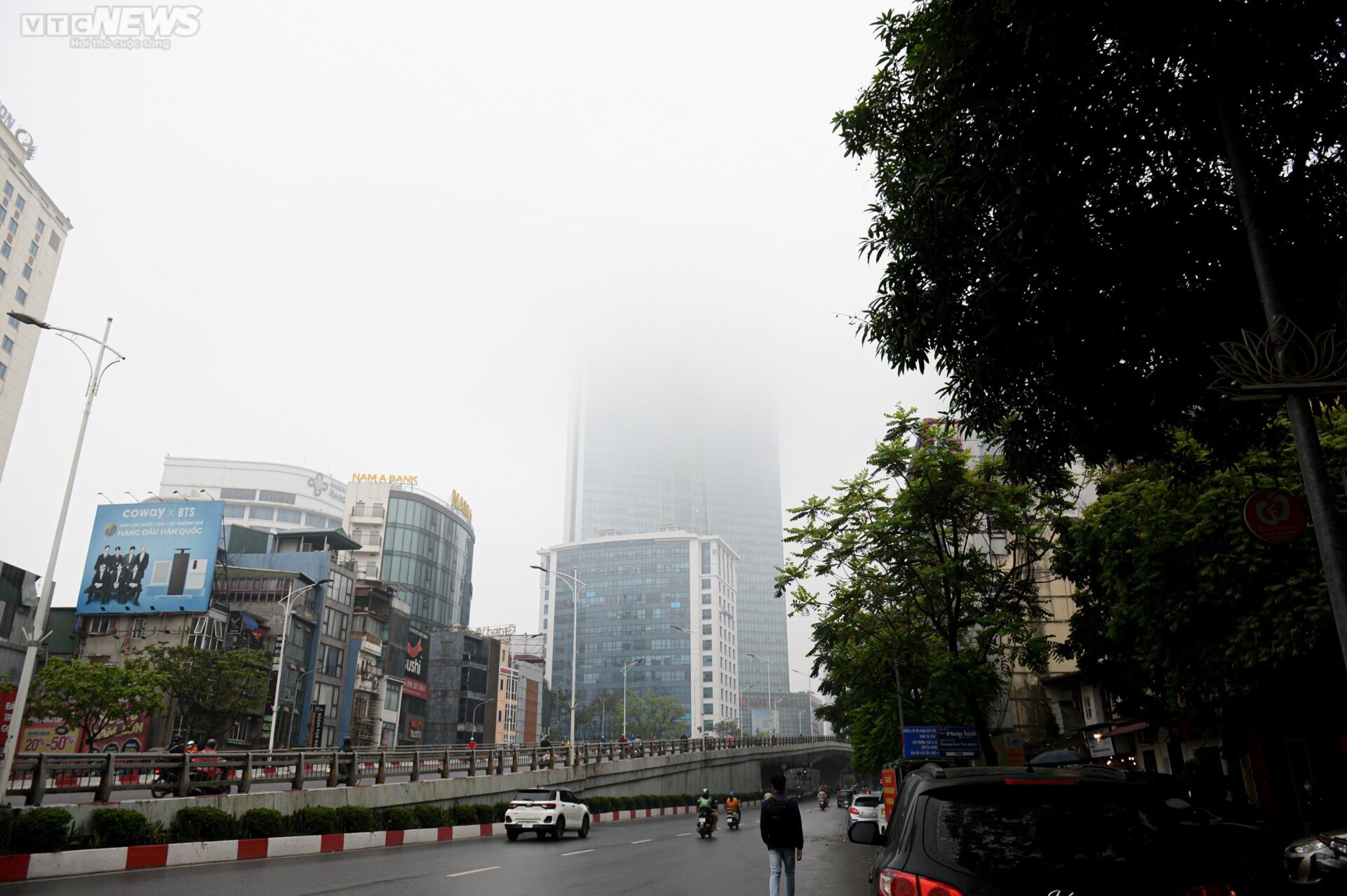 Sương mù dày đặc 'nuốt chửng' nhiều tòa nhà cao tầng ở Hà Nội - Ảnh 3.