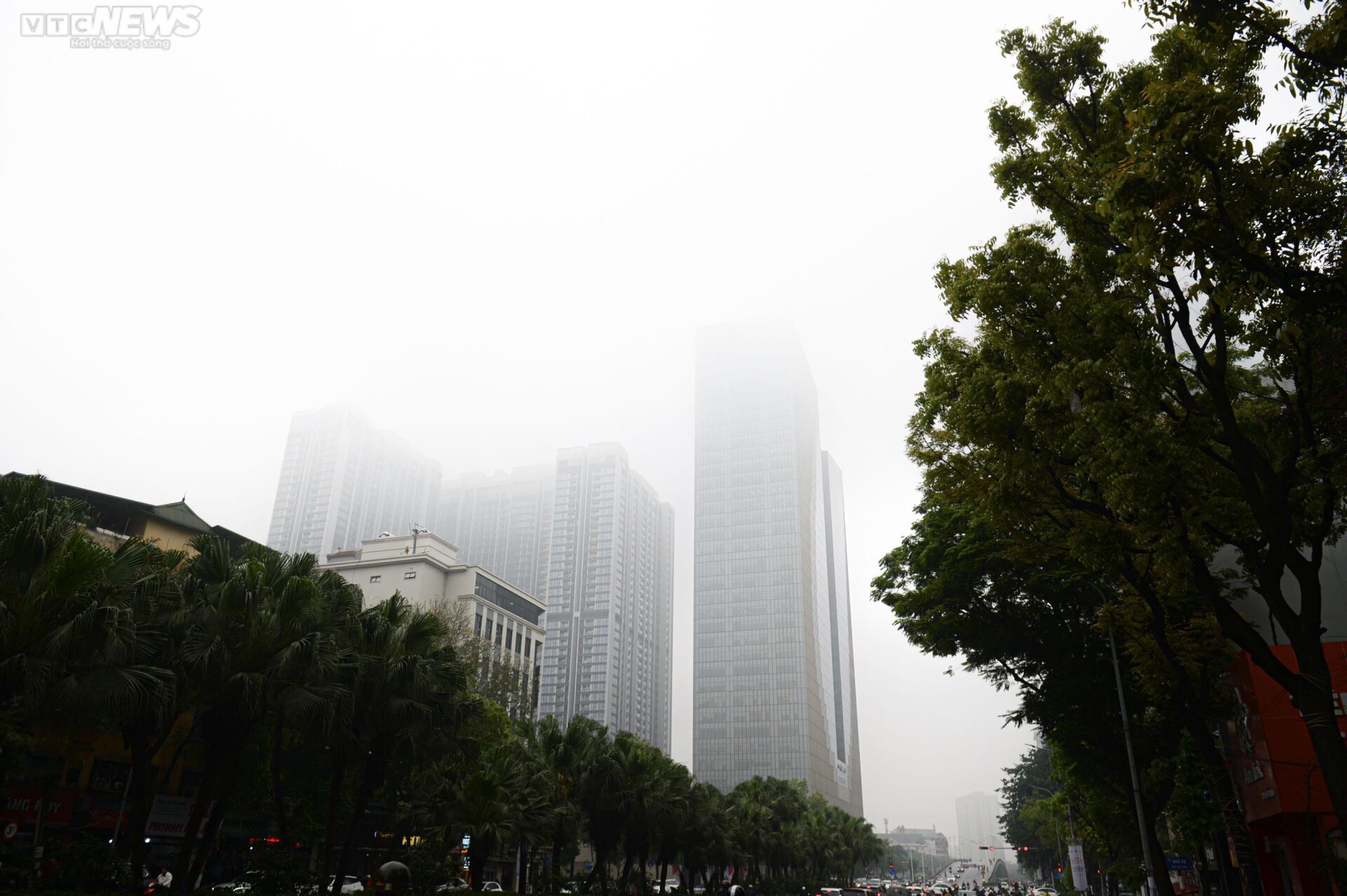 Sương mù dày đặc 'nuốt chửng' nhiều tòa nhà cao tầng ở Hà Nội - Ảnh 7.