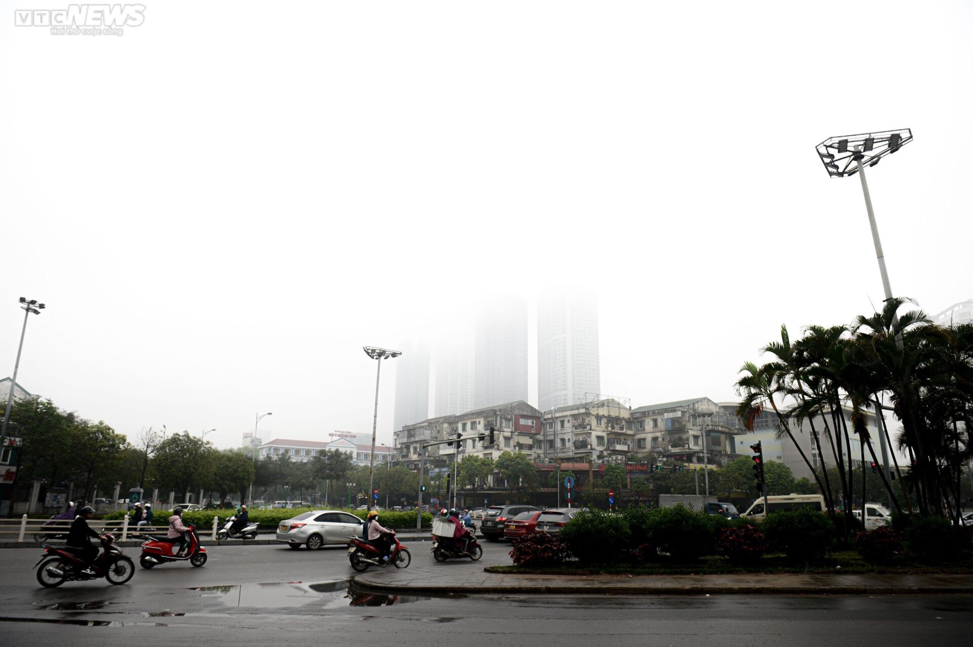Sương mù dày đặc 'nuốt chửng' nhiều tòa nhà cao tầng ở Hà Nội - Ảnh 8.