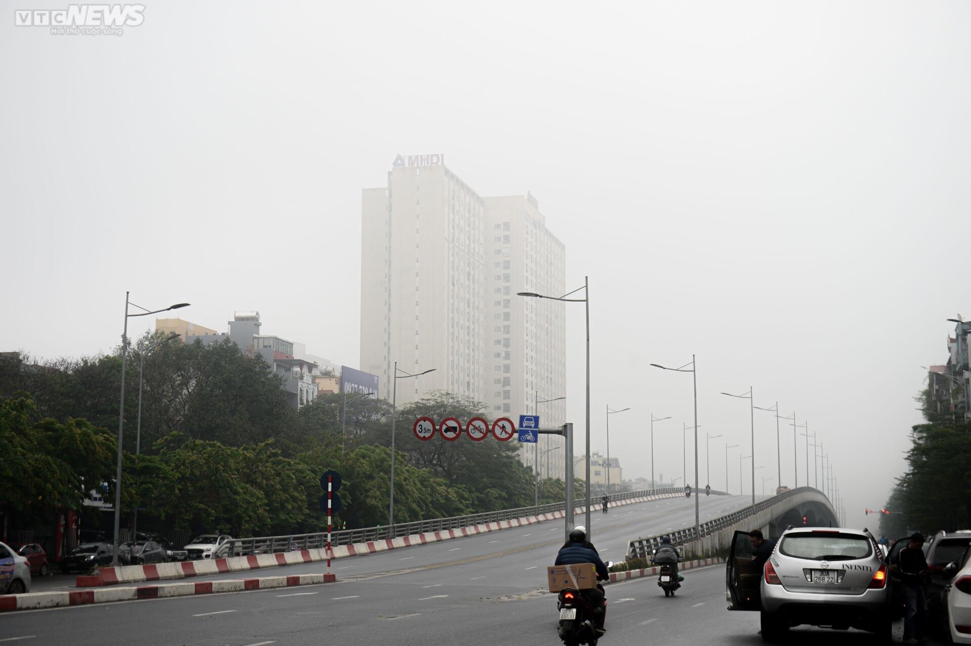 Sương mù dày đặc 'nuốt chửng' nhiều tòa nhà cao tầng ở Hà Nội - Ảnh 14.