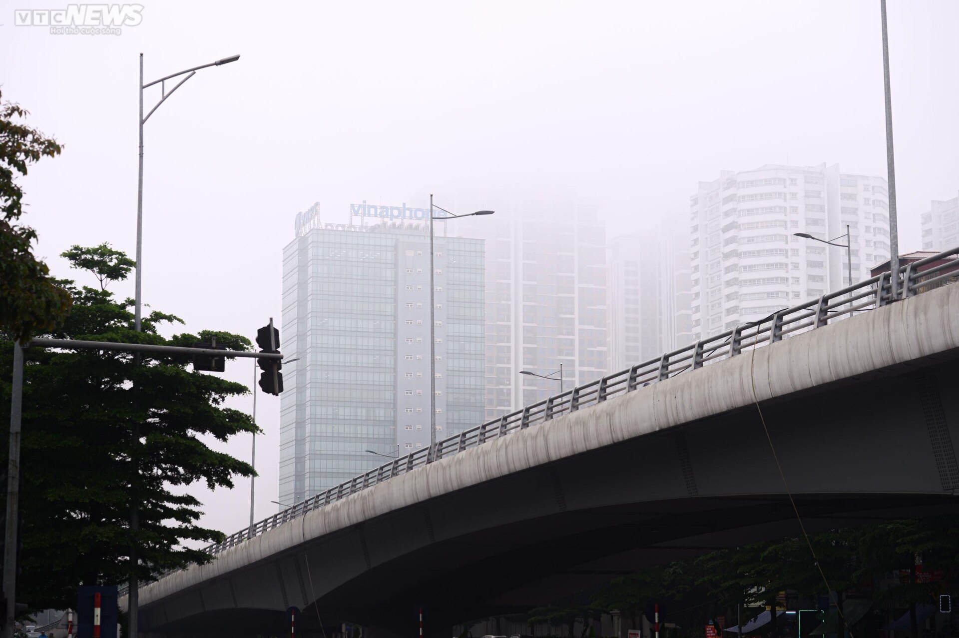 Sương mù dày đặc 'nuốt chửng' nhiều tòa nhà cao tầng ở Hà Nội - Ảnh 4.