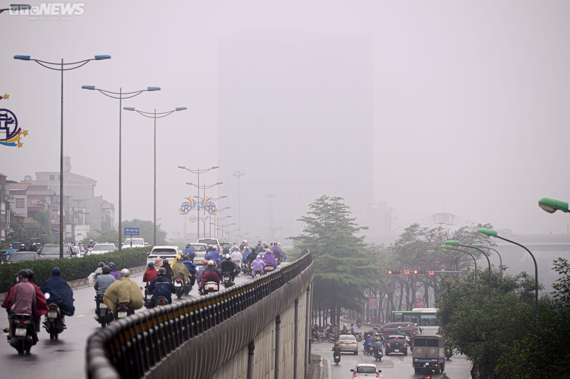 Sương mù dày đặc 'nuốt chửng' nhiều tòa nhà cao tầng ở Hà Nội - Ảnh 9.