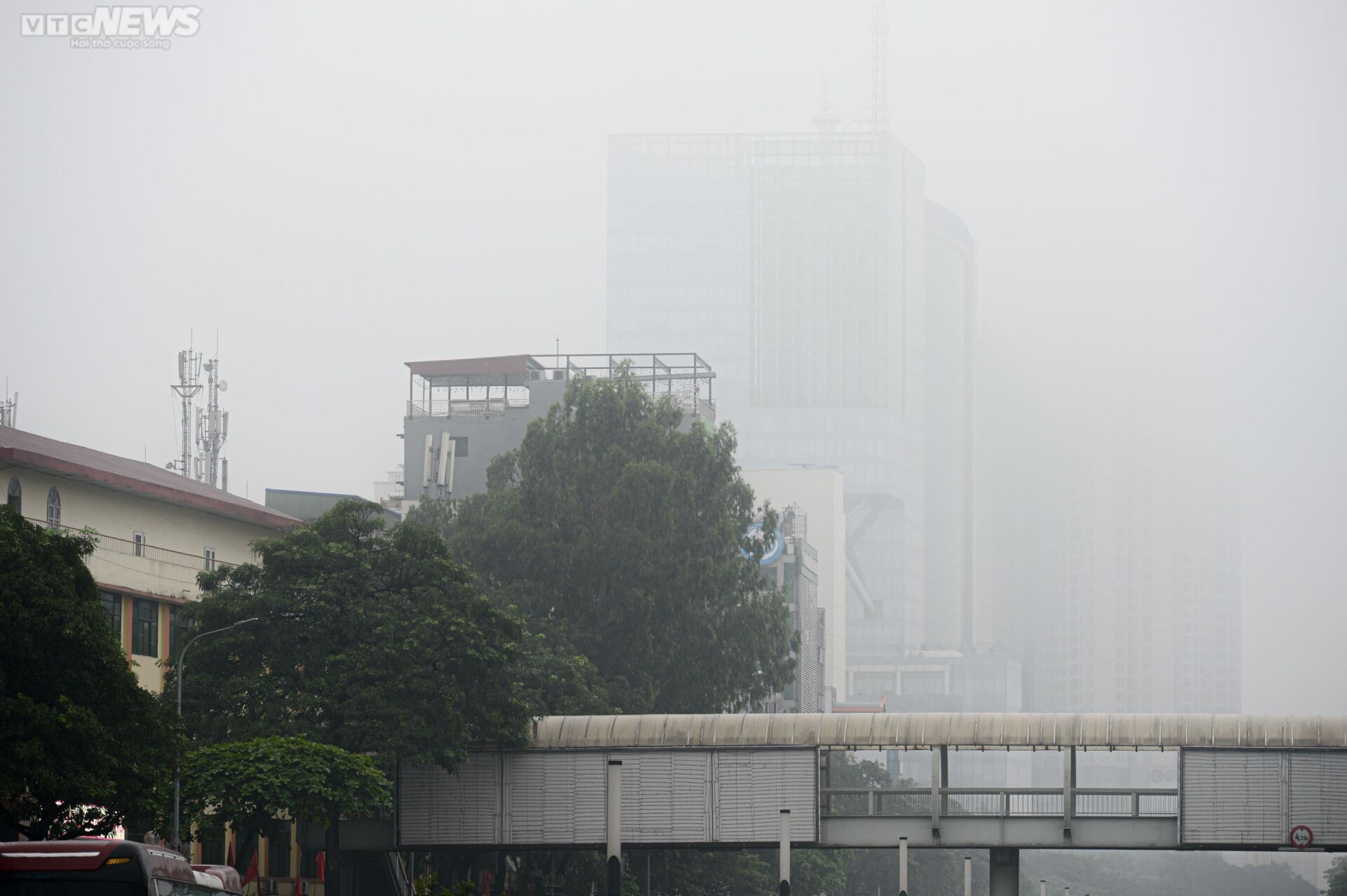 Sương mù dày đặc 'nuốt chửng' nhiều tòa nhà cao tầng ở Hà Nội - Ảnh 5.