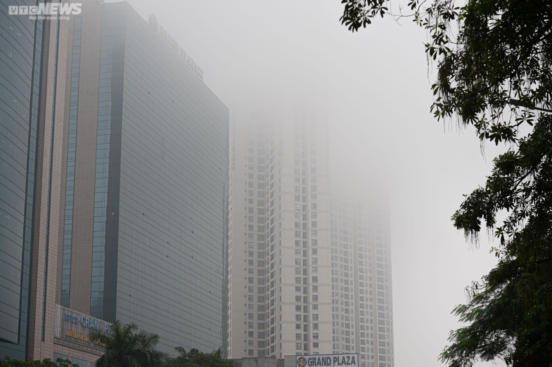 Sương mù dày đặc 'nuốt chửng' nhiều tòa nhà cao tầng ở Hà Nội - Ảnh 6.