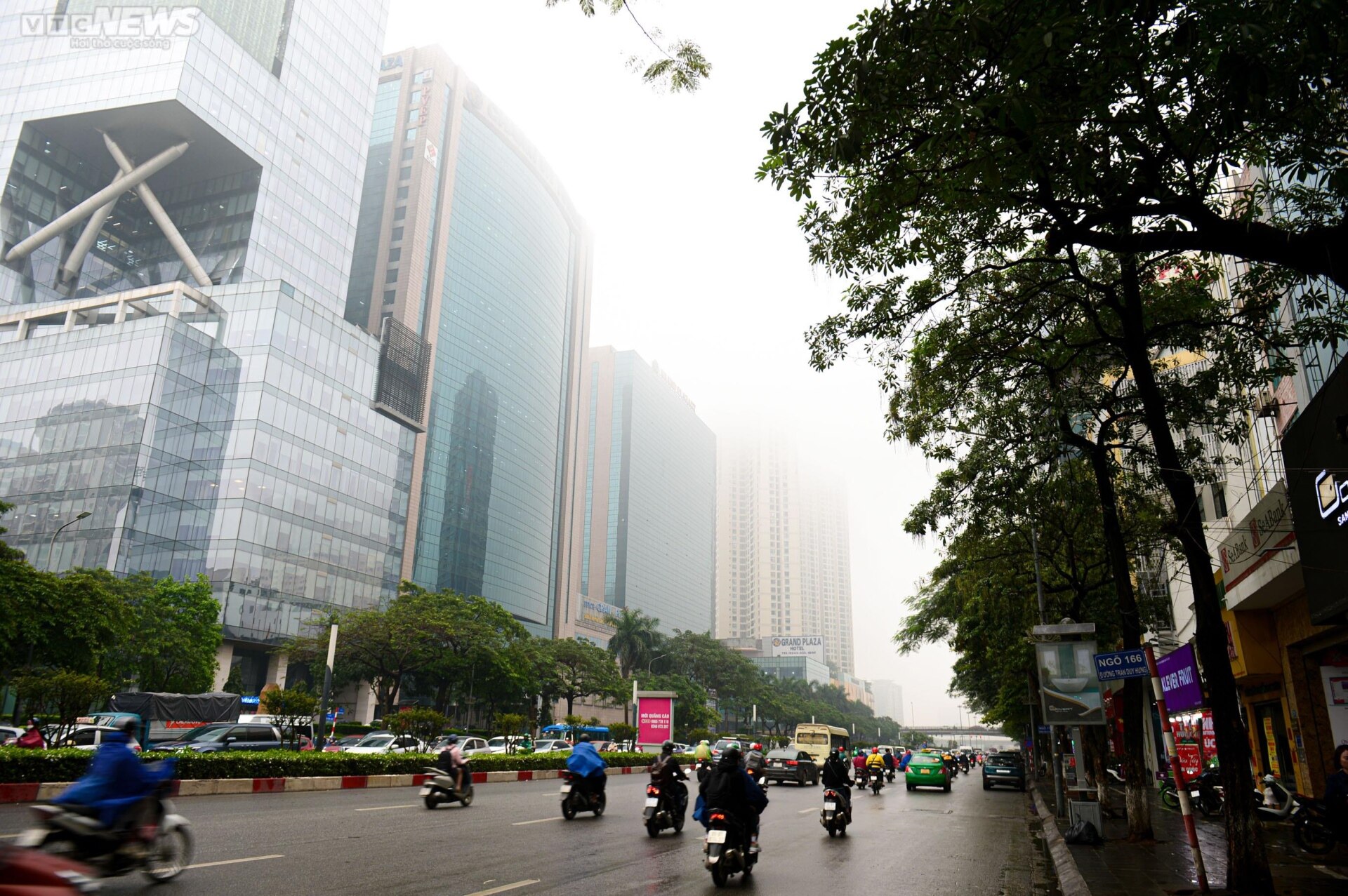 Sương mù dày đặc 'nuốt chửng' nhiều tòa nhà cao tầng ở Hà Nội - Ảnh 2.