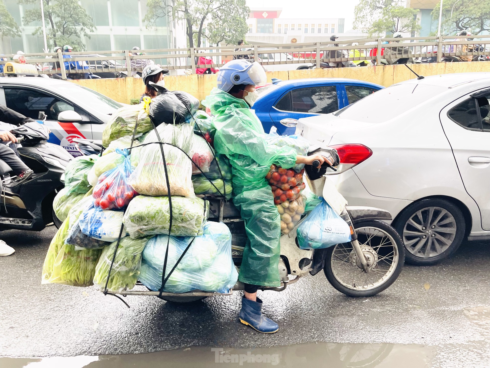 Nồm ẩm, trời mù kèm mưa khiến giao thông Hà Nội rối loạn - Ảnh 6.