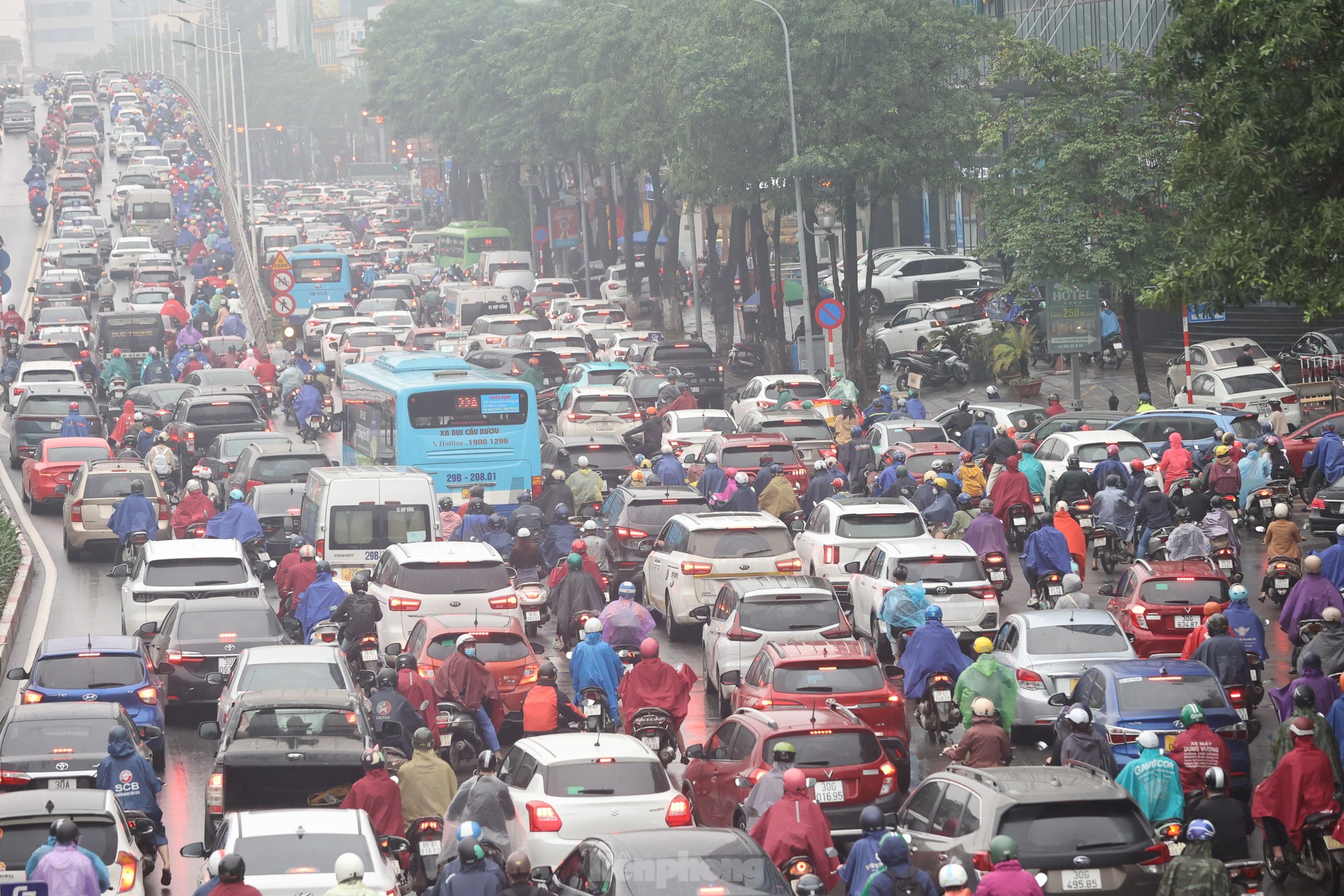 Nồm ẩm, trời mù kèm mưa khiến giao thông Hà Nội rối loạn - Ảnh 1.