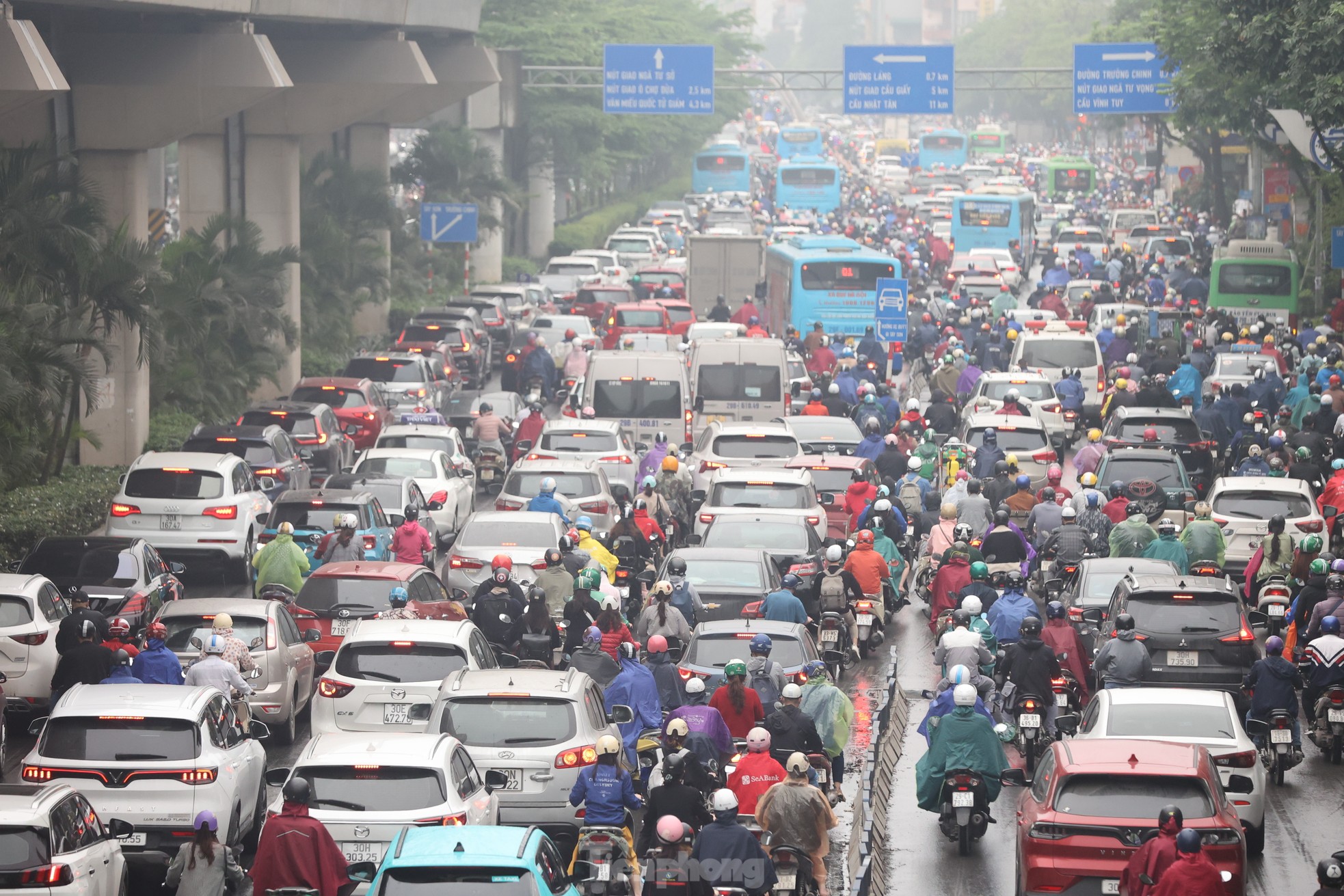 Nồm ẩm, trời mù kèm mưa khiến giao thông Hà Nội rối loạn - Ảnh 7.