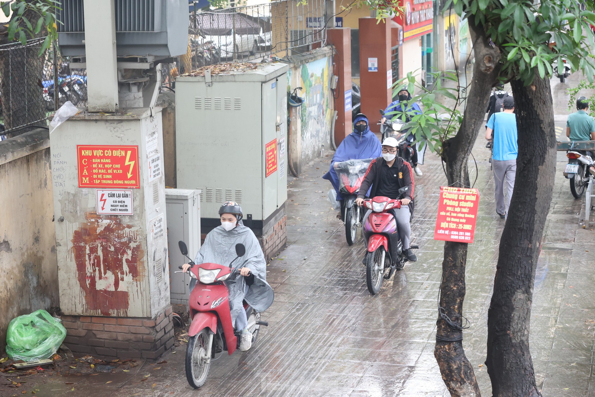Nồm ẩm, trời mù kèm mưa khiến giao thông Hà Nội rối loạn - Ảnh 9.
