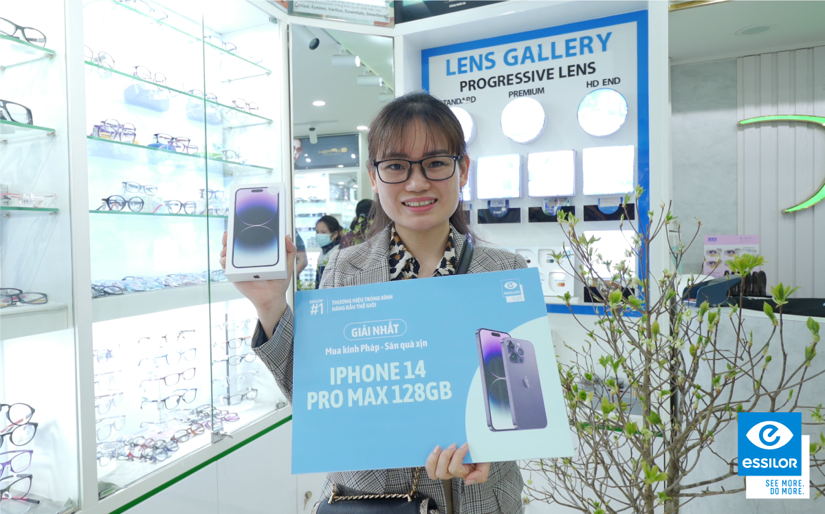 Lộ diện những khách hàng đầu tiên trúng iPhone 14 khi mua kính Essilor - Ảnh 1.