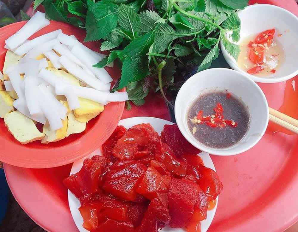 Khách Tây thưởng thức sashimi Việt Nam rồi trầm trồ nhận xét: Nó thực sự ngon, quá ngon! - Ảnh 1.