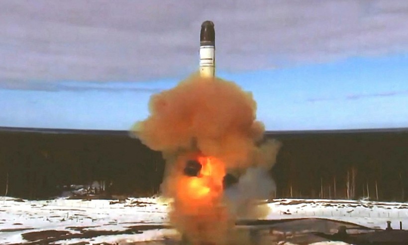 Tên lửa bí ẩn làm lu mờ chuyến công du châu Âu của ông Biden - Ảnh 1.