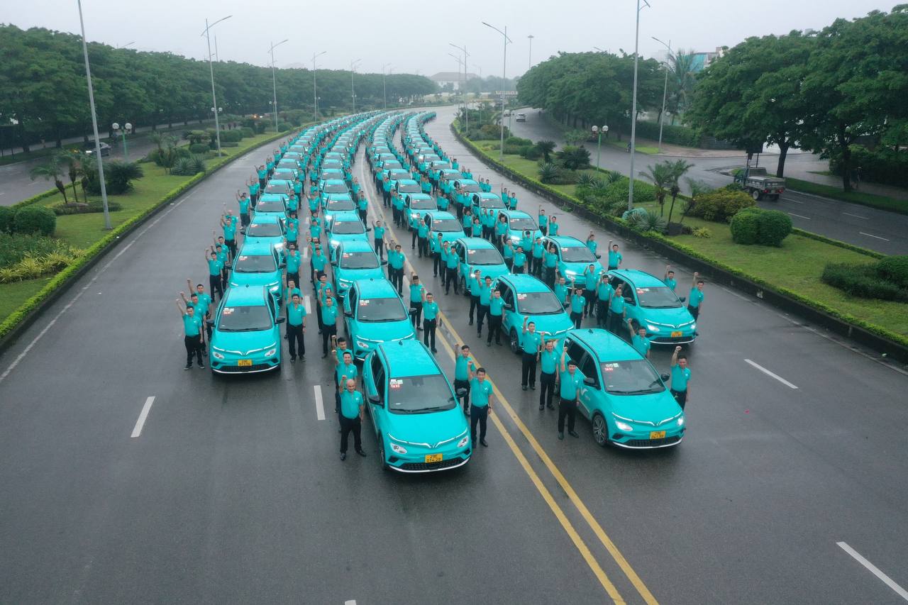 Taxi Xanh SM của ông Phạm Nhật Vượng vừa ra mắt chưa đầy 24h, phản ứng của người dùng: “Tiền nào của đấy” - Ảnh 1.