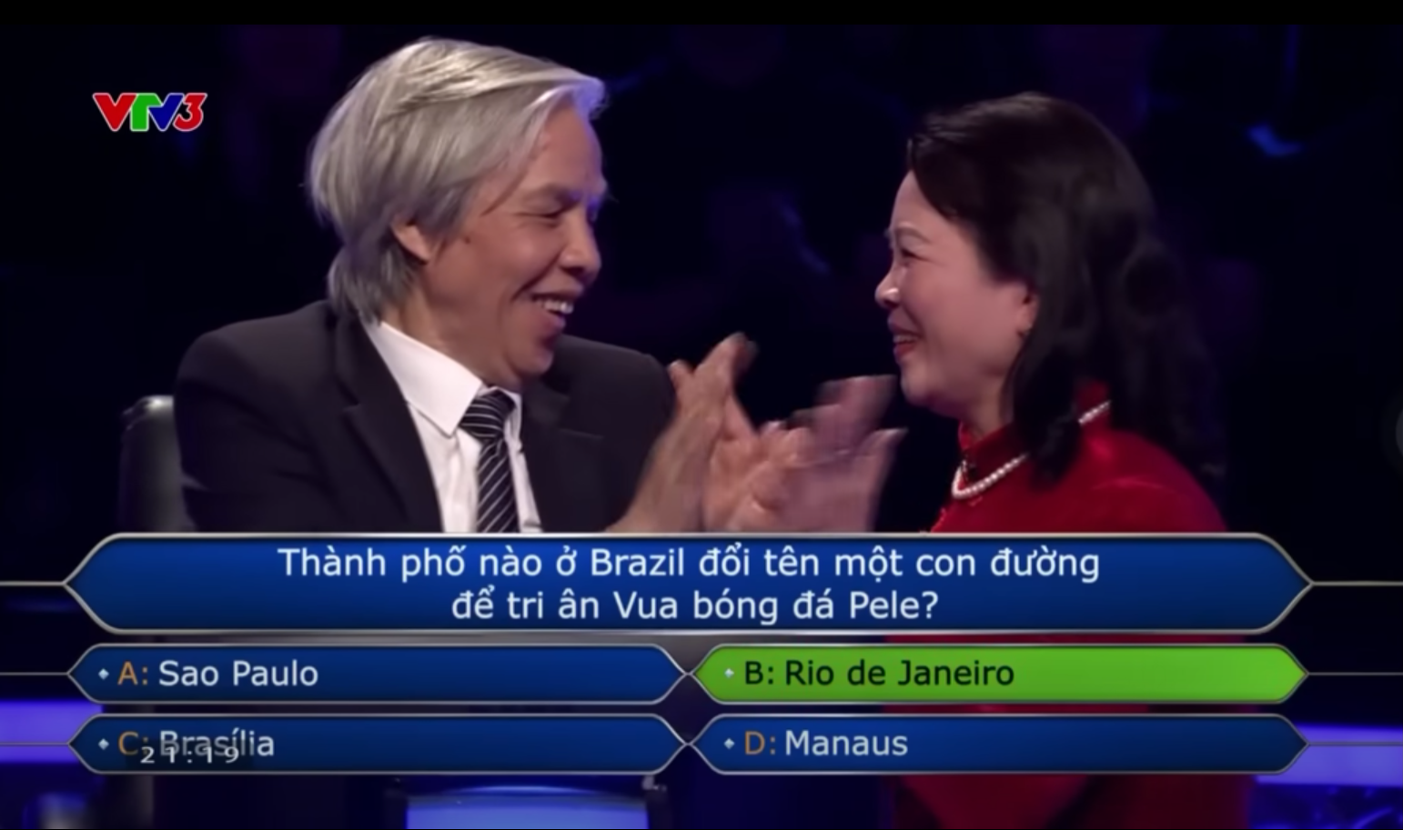 Chơi Ai là triệu phú, ông chú Hà Nam nhờ vợ trợ giúp câu hỏi về Vua bóng đá Pele: &quot;Tôi quyết không nghe Tào tháo!&quot; - Ảnh 3.