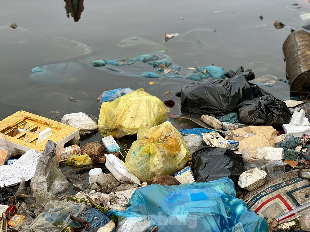 Xác tàu, rác thải ‘bủa vây’ cảng cá Sa Huỳnh - Ảnh 19.