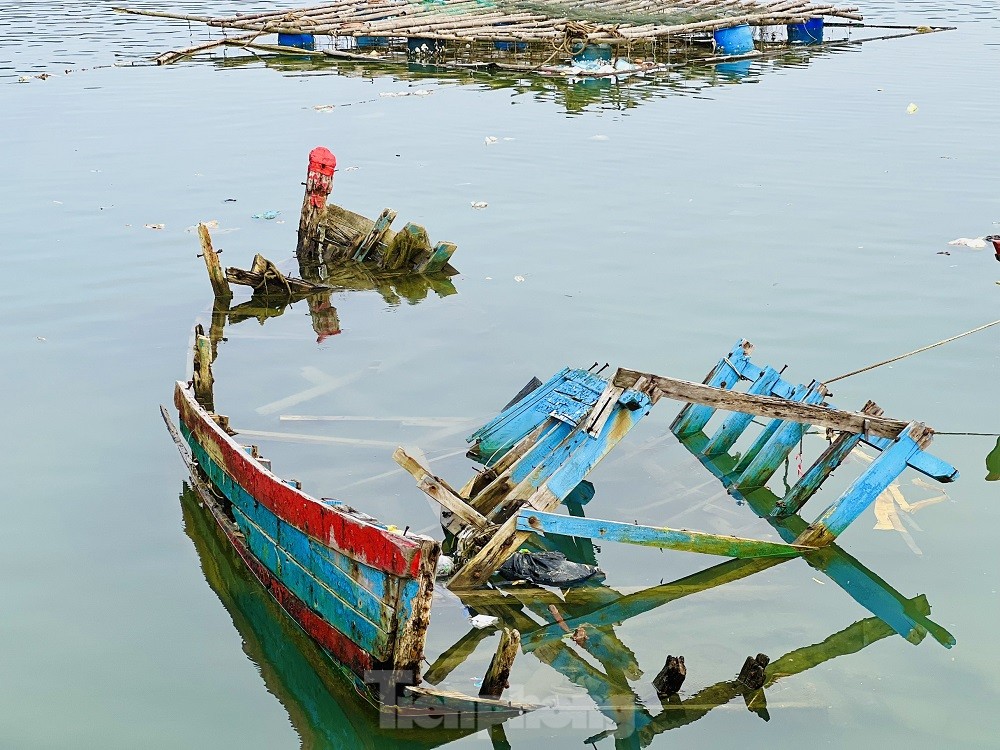 Xác tàu, rác thải ‘bủa vây’ cảng cá Sa Huỳnh - Ảnh 6.