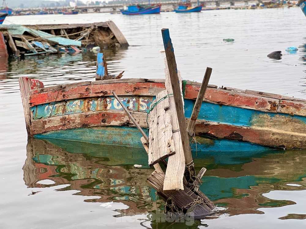 Xác tàu, rác thải ‘bủa vây’ cảng cá Sa Huỳnh - Ảnh 25.