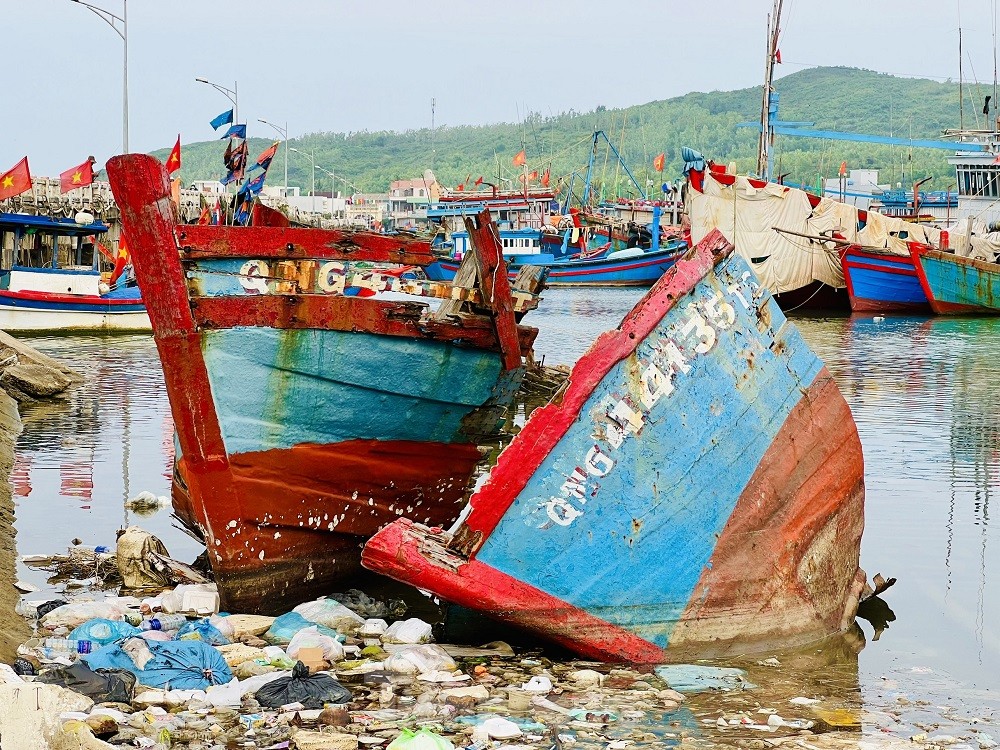 Xác tàu, rác thải ‘bủa vây’ cảng cá Sa Huỳnh - Ảnh 13.