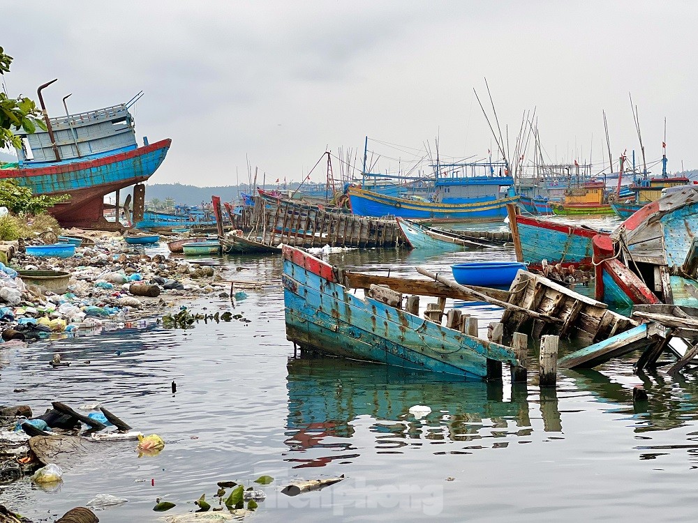 Xác tàu, rác thải ‘bủa vây’ cảng cá Sa Huỳnh - Ảnh 26.
