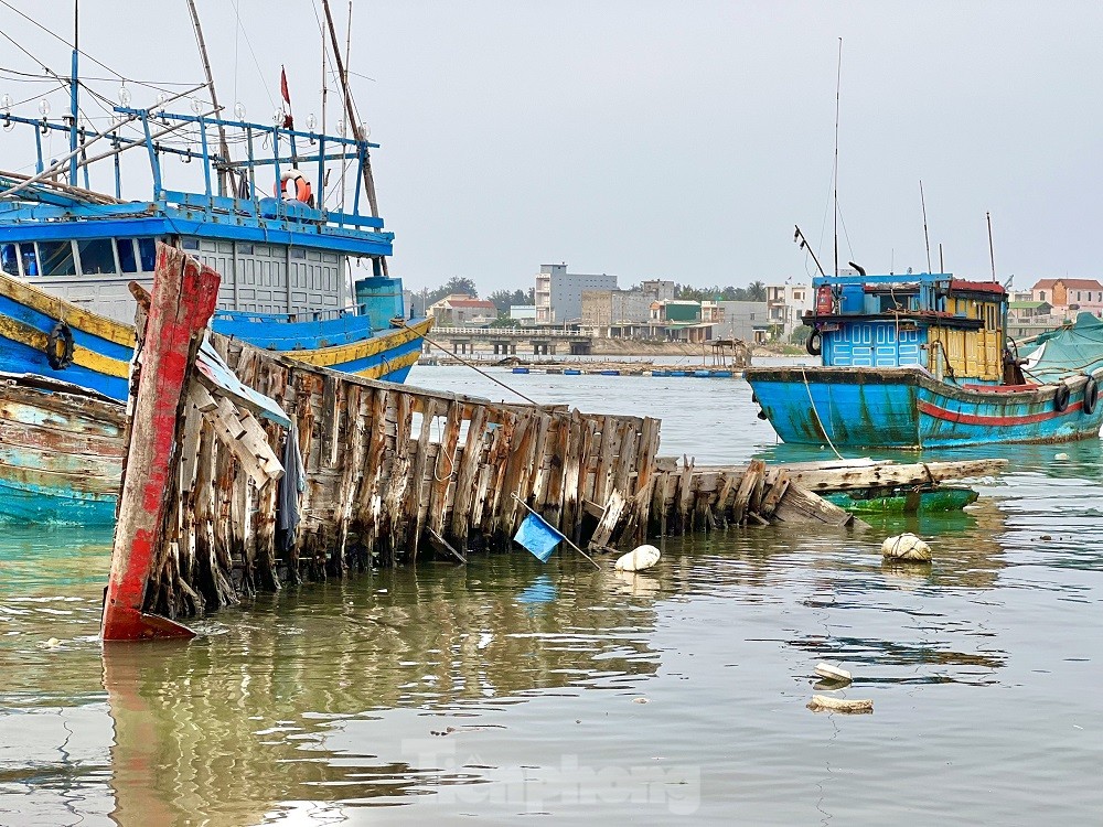 Xác tàu, rác thải ‘bủa vây’ cảng cá Sa Huỳnh - Ảnh 15.