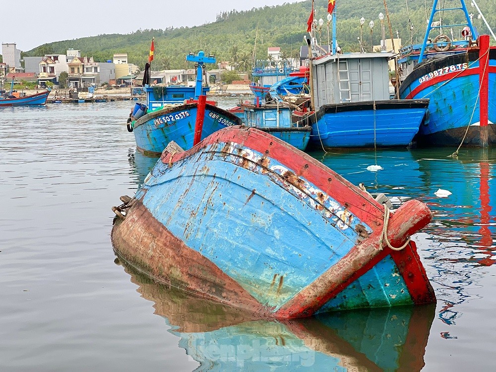 Xác tàu, rác thải ‘bủa vây’ cảng cá Sa Huỳnh - Ảnh 14.