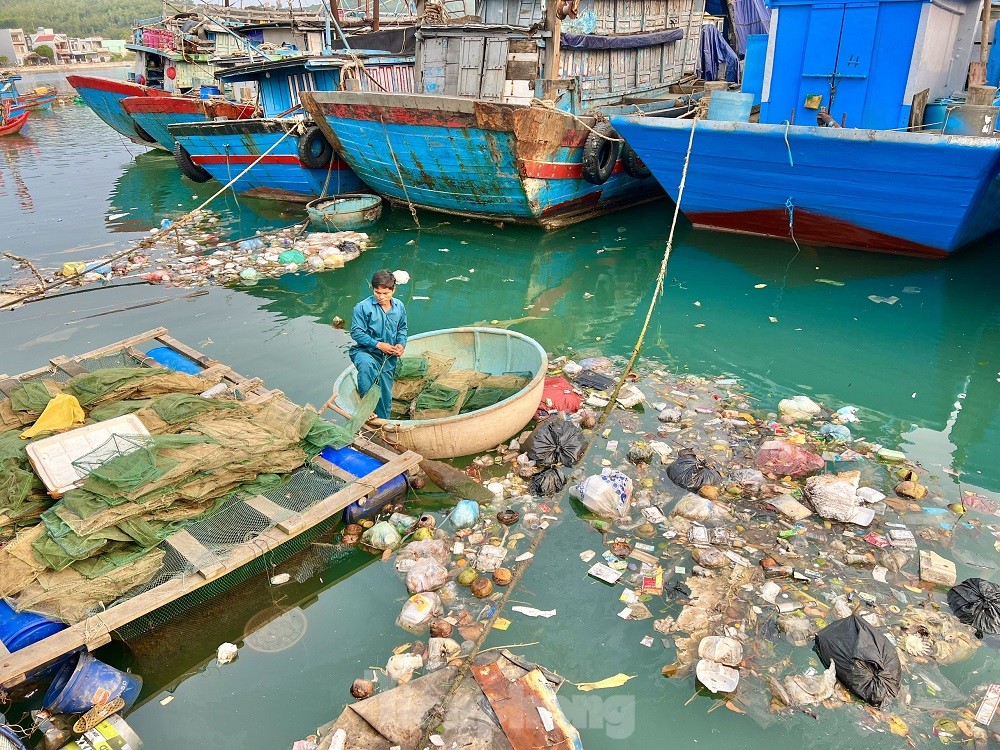 Xác tàu, rác thải ‘bủa vây’ cảng cá Sa Huỳnh - Ảnh 3.