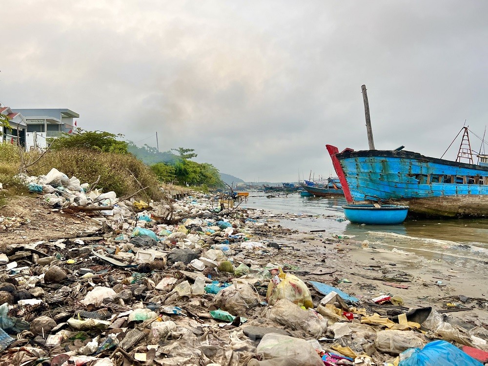 Xác tàu, rác thải ‘bủa vây’ cảng cá Sa Huỳnh - Ảnh 20.