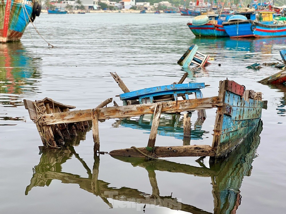 Xác tàu, rác thải ‘bủa vây’ cảng cá Sa Huỳnh - Ảnh 12.