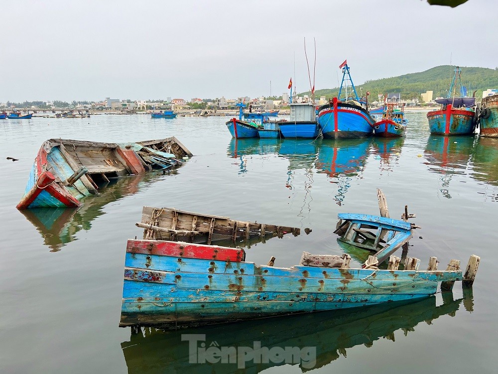 Xác tàu, rác thải ‘bủa vây’ cảng cá Sa Huỳnh - Ảnh 11.